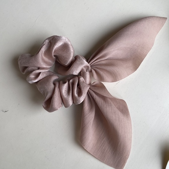 Scrunchy with a bow, tan, one size - Picture 2 of 2